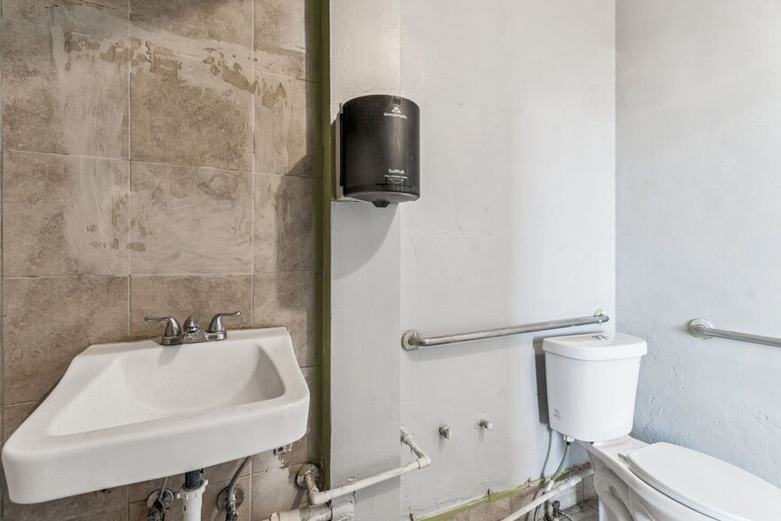 More Photos Of 715 McDuff Ave N, Jacksonville Storefront Retail Residential For Sale