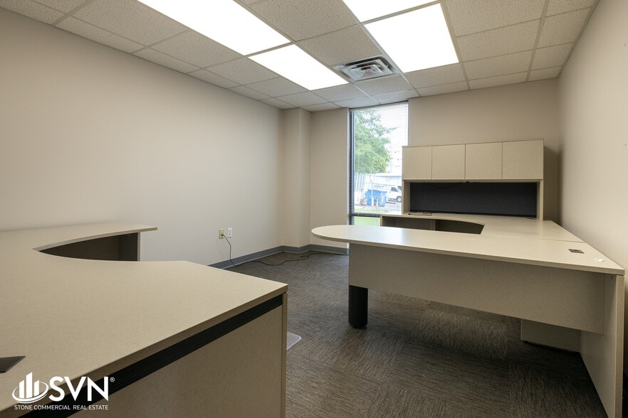 More Photos Of 780 Enterprise Dr, Lexington Warehouse For Lease