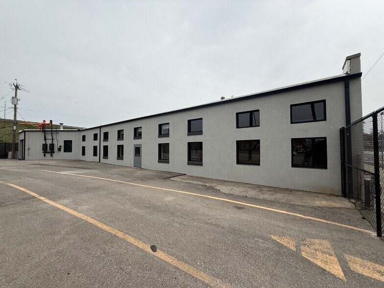 Primary Photo Of 1510 E Truman Rd, Kansas City Flex For Lease