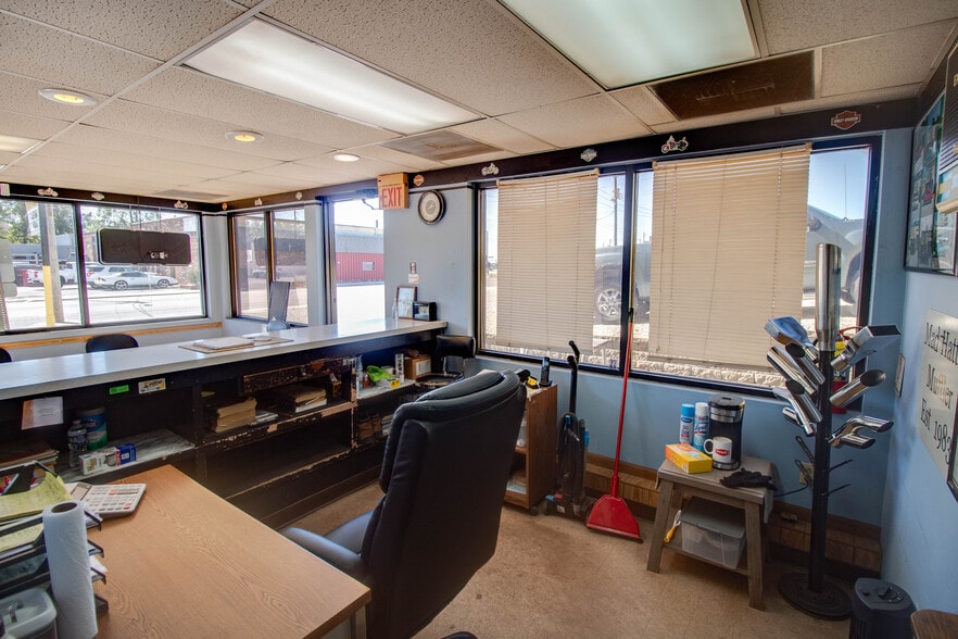More Photos Of 808 E Broadway, Alton Specialty For Sale