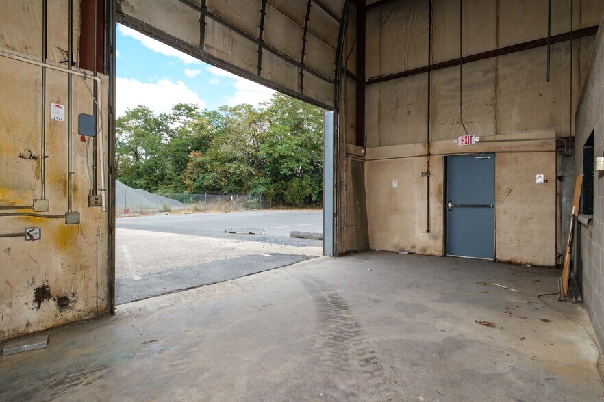 More Photos Of 1680 Country Club Rd, Harrisonburg Flex For Lease