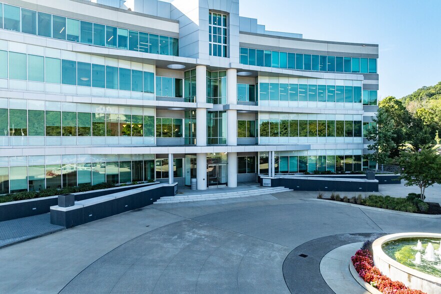 More Photos Of 10 Burton Hills Blvd, Nashville Office For Lease