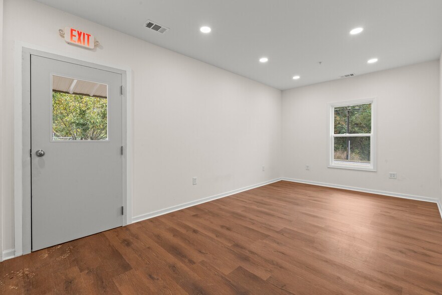 More Photos Of 701 Lovvorn Rd, Carrollton Warehouse For Lease