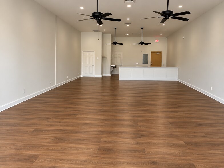 More Photos Of 9668 N US Highway 301, Wildwood Storefront Retail Office For Lease