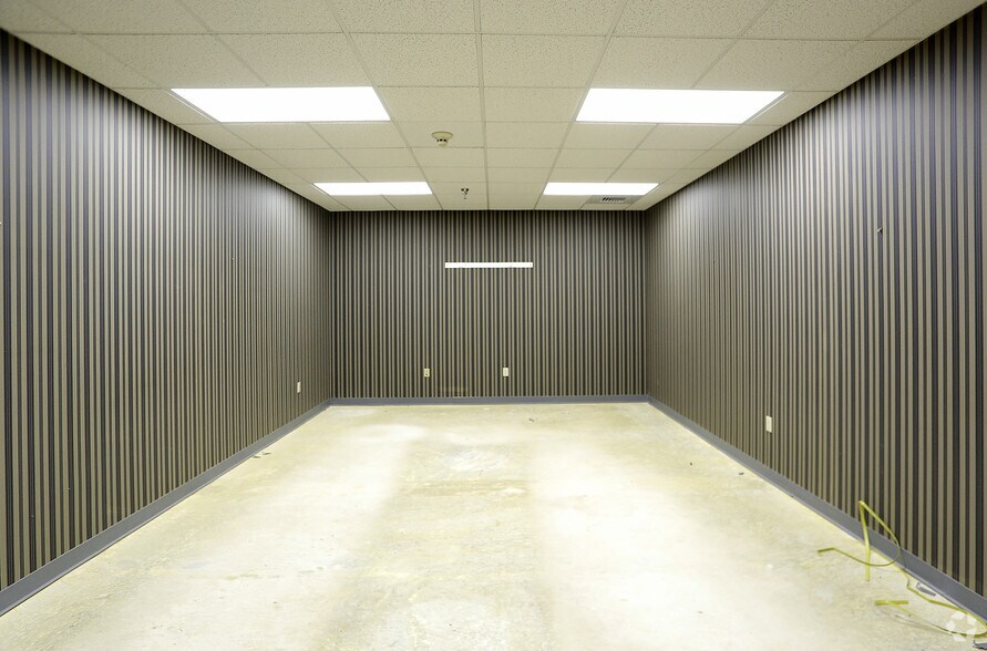 More Photos Of 18 Robert Bonazzoli Ave, Hudson Warehouse For Lease