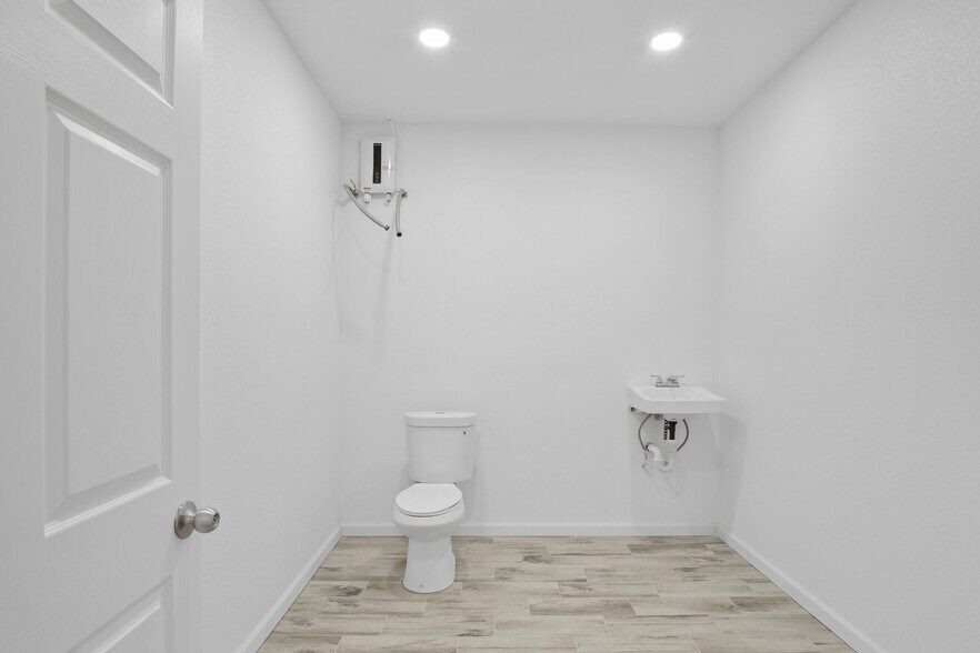 More Photos Of 7490 Lander Ave, Hilmar Office Residential For Sale