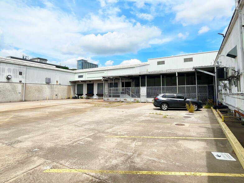 More Photos Of 2902 Caroline St, Houston Warehouse For Sale