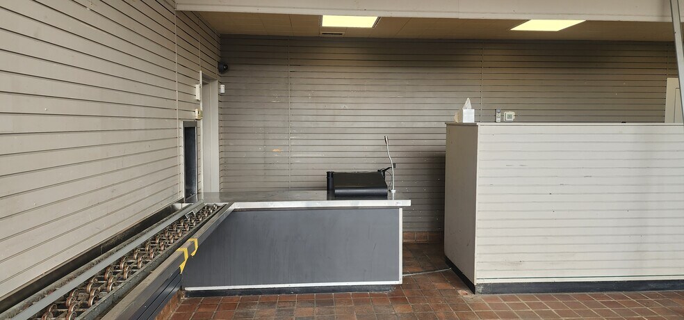 More Photos Of 398 King St W, Essex Freestanding For Lease