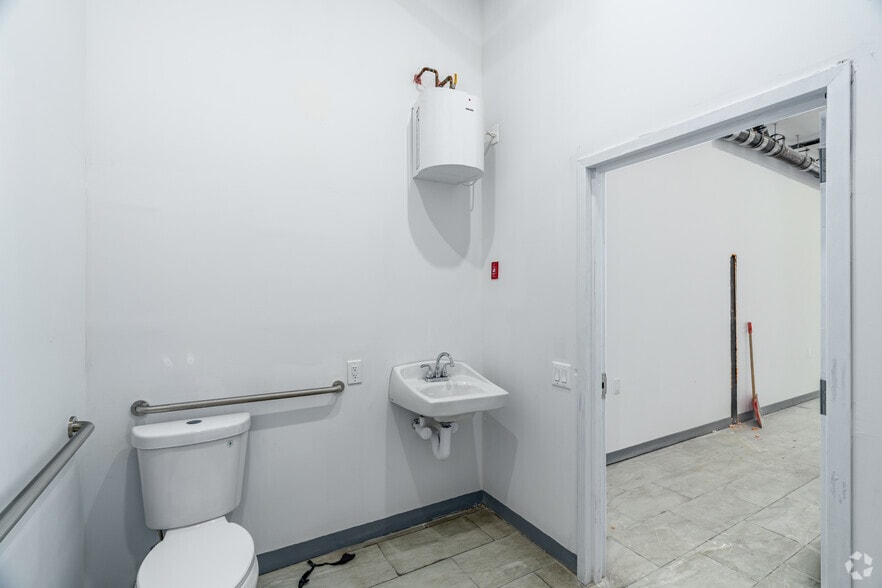 More Photos Of 40-16 National St, Corona Storefront For Lease