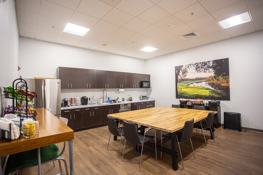 More Photos Of 450 S Orange Ave, Orlando Office For Lease