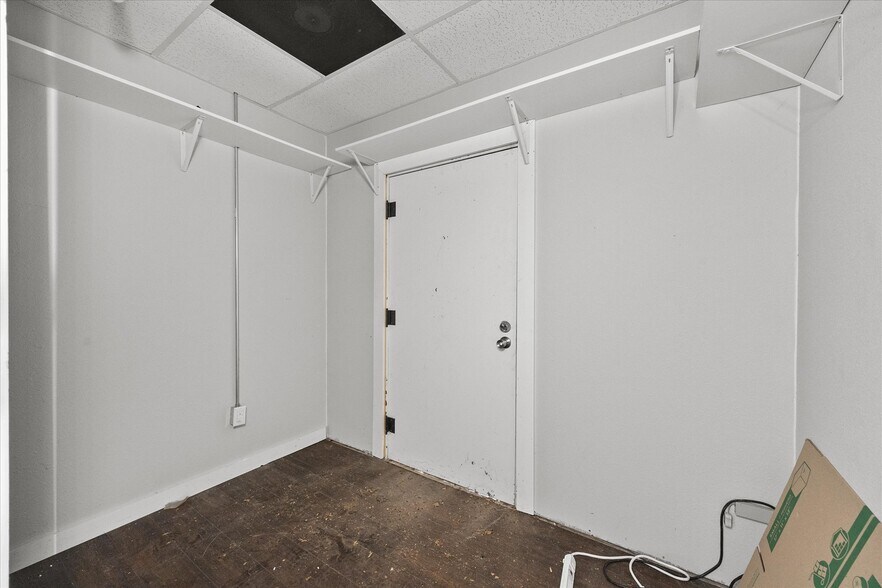 More Photos Of 2108 Monroe St, Commerce Showroom For Sale