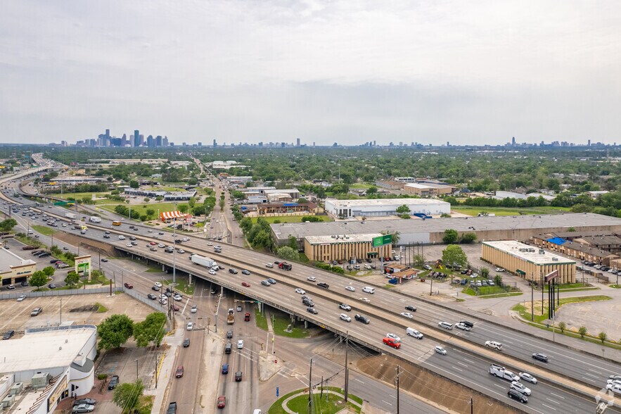 More Photos Of 4615 N I-45, Houston Unknown For Lease