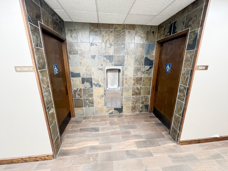 More Photos Of 2408 N Big Spring St, Midland Office For Sale