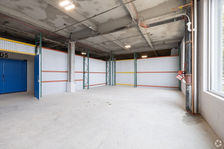 More Photos Of 250 E Sandford Blvd, Mount Vernon Warehouse For Lease