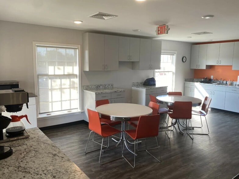 More Photos Of 224 Commerce Dr, Brandon Office For Sale