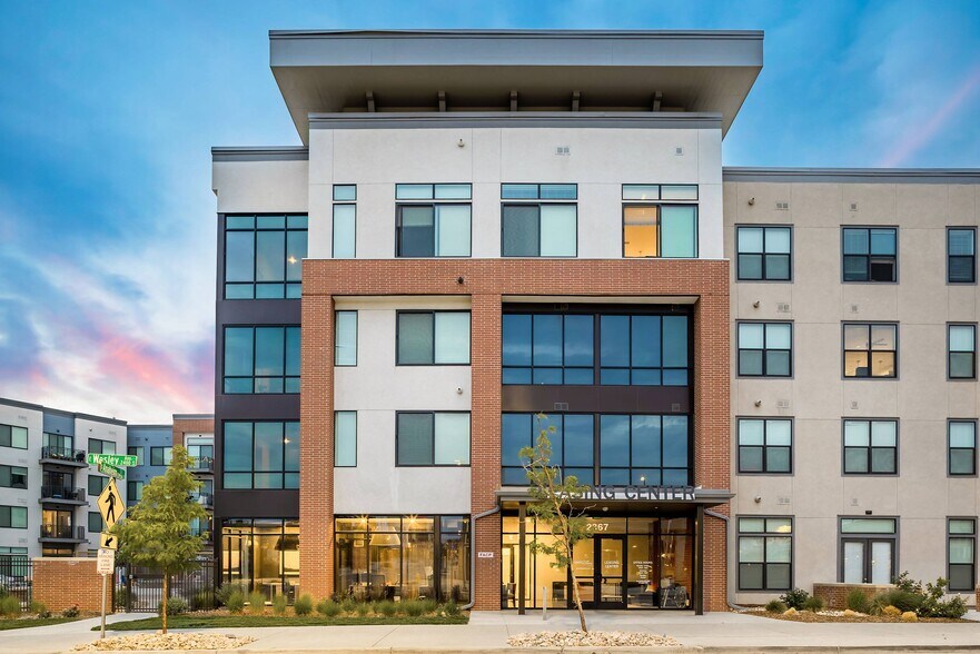 Primary Photo Of 2337 S Blackhawk St, Aurora Apartments For Lease