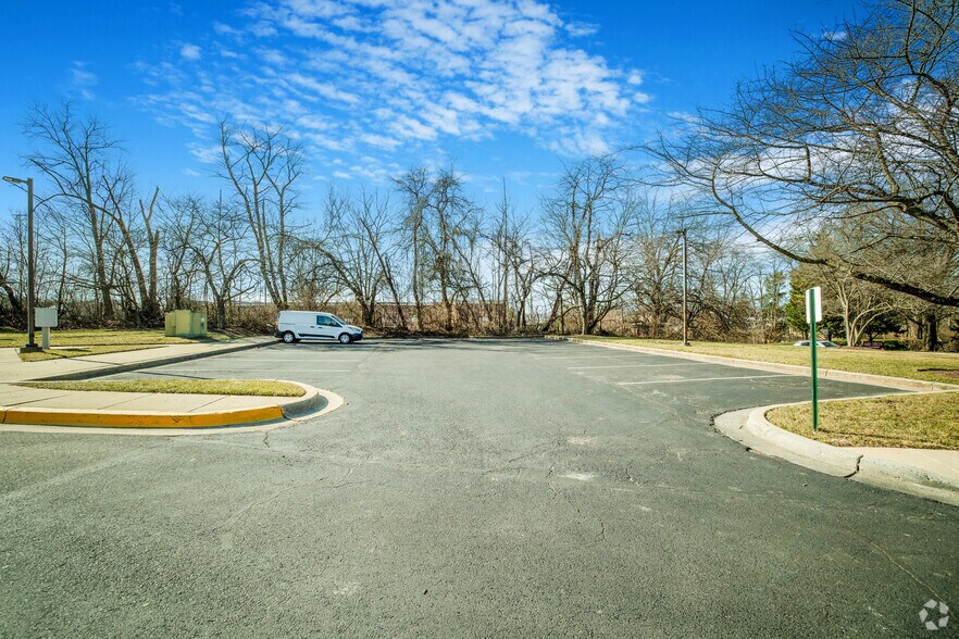 More Photos Of 350-364 Christopher Ave, Gaithersburg Medical For Lease