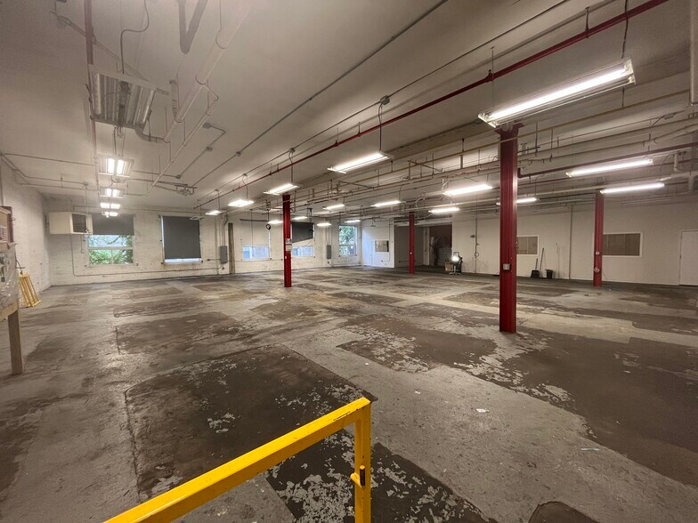 More Photos Of 235 Orient Ave, Jersey City Warehouse For Lease