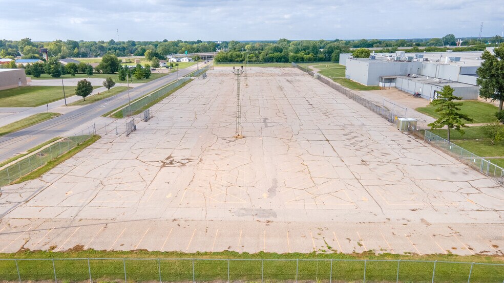 More Photos Of 510 E Agency Rd, West Burlington Manufacturing For Lease