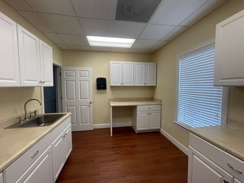 More Photos Of 1 Oglethorpe Professional Blvd, Savannah Office For Lease