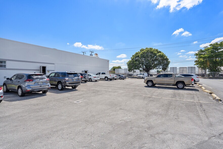 More Photos Of 700 NW 57th Ct, Fort Lauderdale Warehouse For Lease