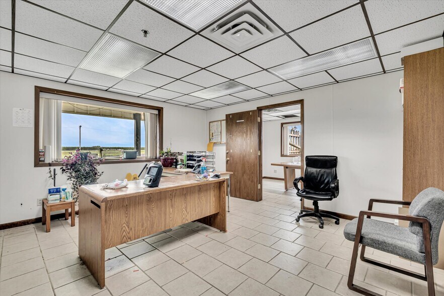 More Photos Of 202 1st St S, Kalona Manufacturing For Sale
