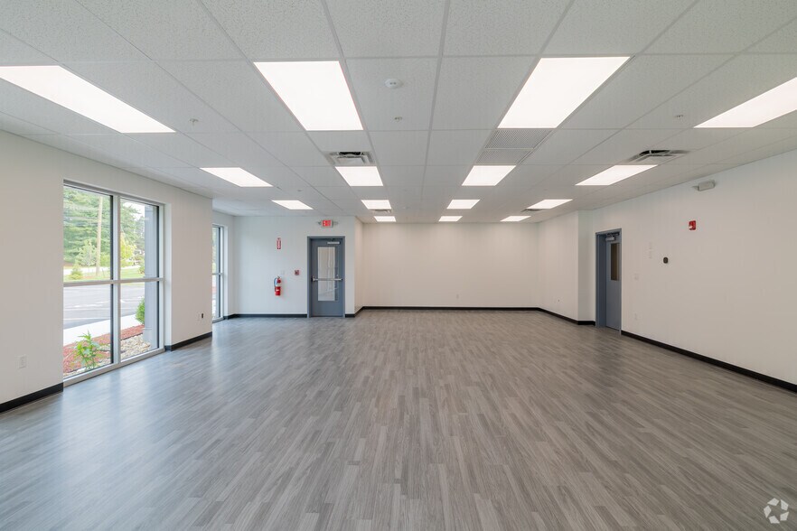 More Photos Of 683 Daniel Webster Hwy, Merrimack Warehouse For Lease