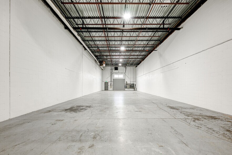 More Photos Of 35 Rue De Lauzon, Boucherville Warehouse For Lease