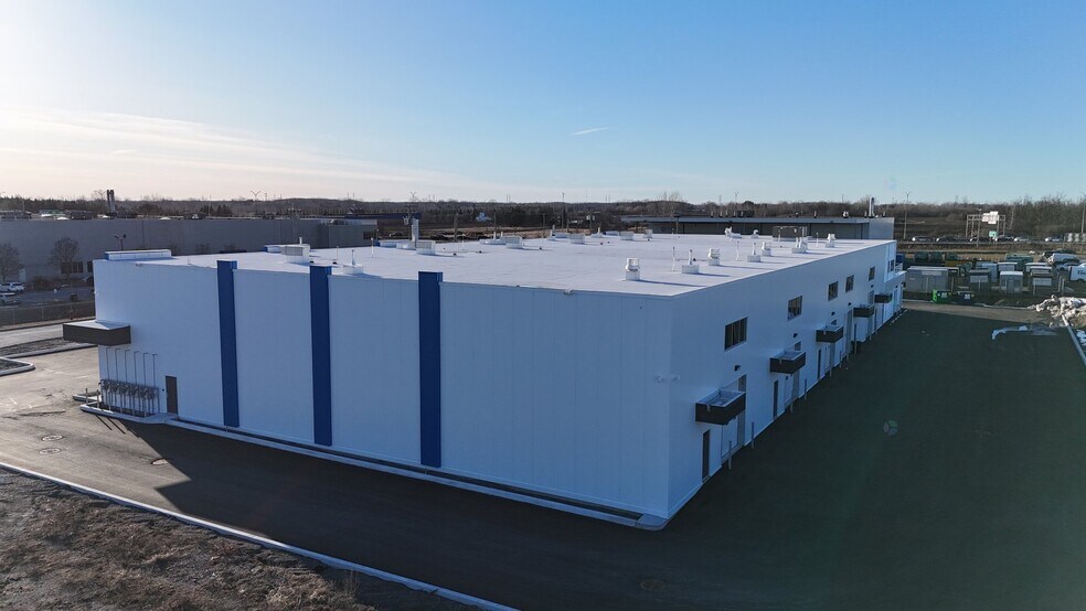 More Photos Of 5539 St Ernest-Cormier, Laval Showroom For Lease