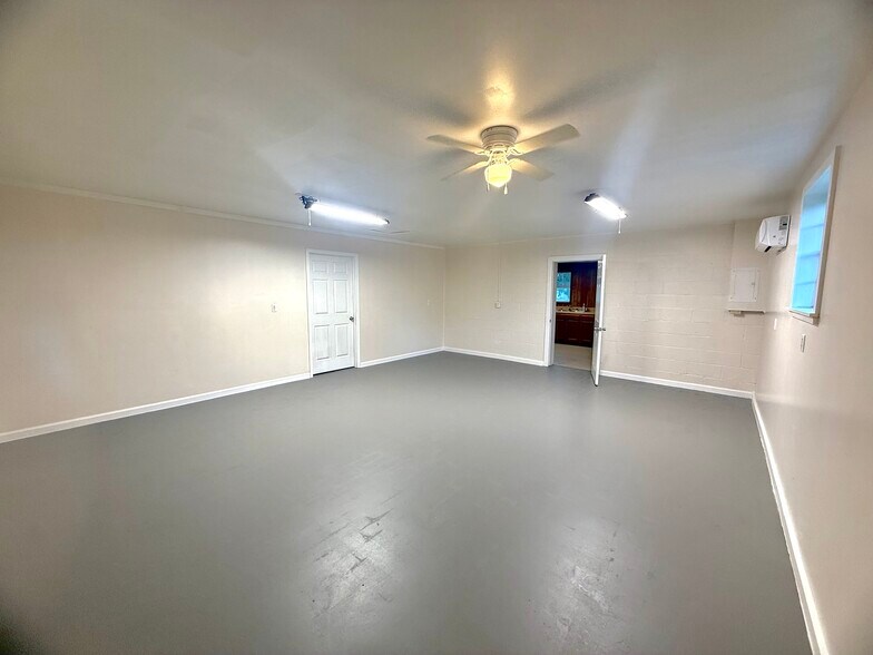 More Photos Of 1074 S Main St, Crossville Office For Sale