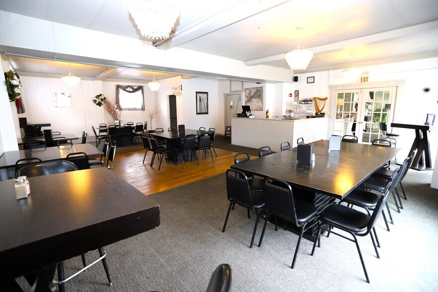 More Photos Of 138 Cross St, Brighton Hotel For Sale