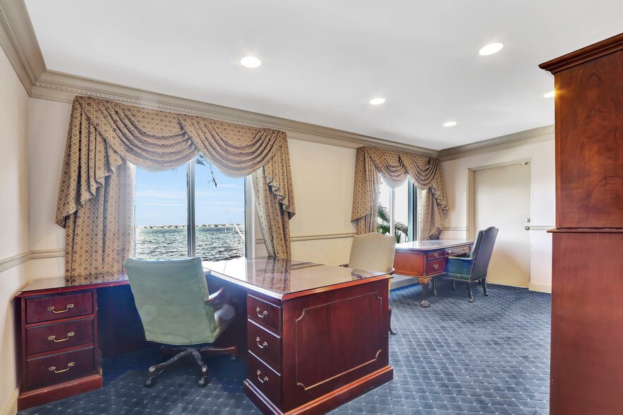 More Photos Of 117 SE Seminole St, Stuart Medical For Sale
