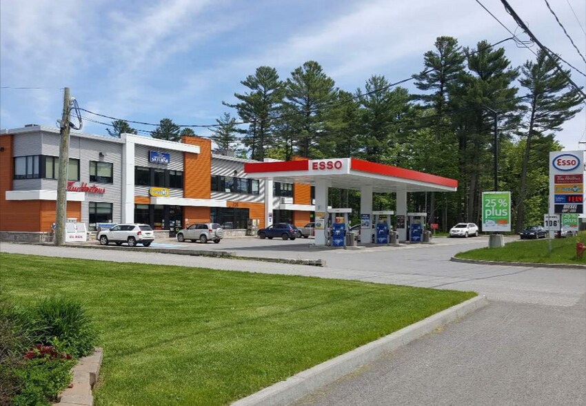 Primary Photo Of 220 Rue du Collège, Pont-rouge Service Station For Lease