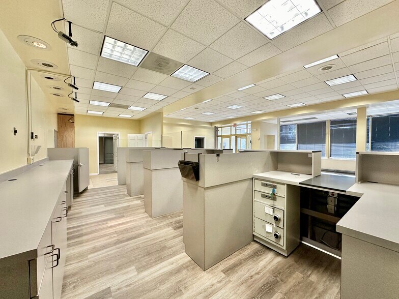 More Photos Of 8 Lester St, Martinsville General Retail For Sale