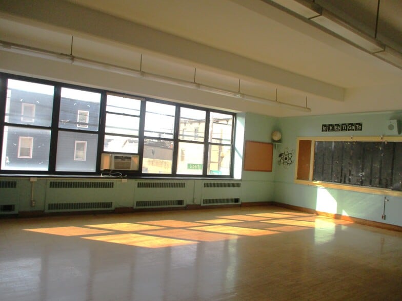 More Photos Of 237 Jerome St, Brooklyn Schools For Lease
