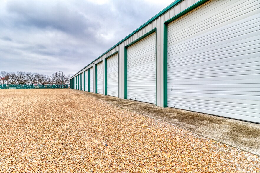 More Photos Of 6053 N McDonald St, Melissa Light Distribution For Lease