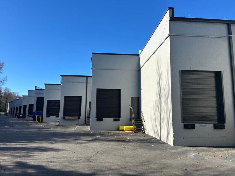 More Photos Of 2748 Interstate St, Charlotte Unknown For Lease