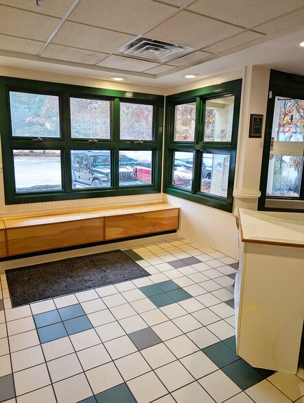More Photos Of 235 Daniel Webster Hwy, Merrimack Veterinarian Kennel For Lease