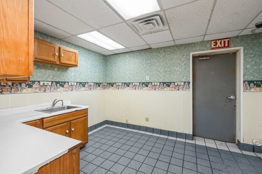 More Photos Of 7902 Slide Rd, Lubbock Veterinarian Kennel For Lease