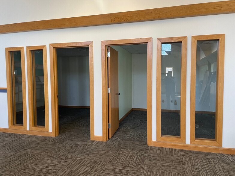 More Photos Of 194 Amity Rd, Woodbridge Bank For Lease