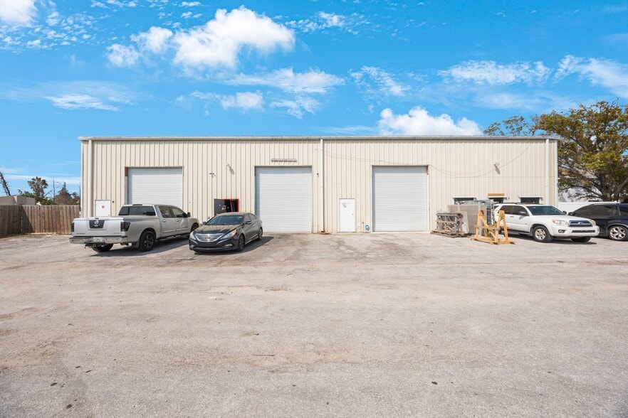 More Photos Of 9161 131st Pl N, Largo Warehouse For Lease