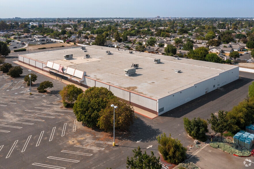 More Photos Of 1351 E Hatch Rd, Modesto General Retail For Sale