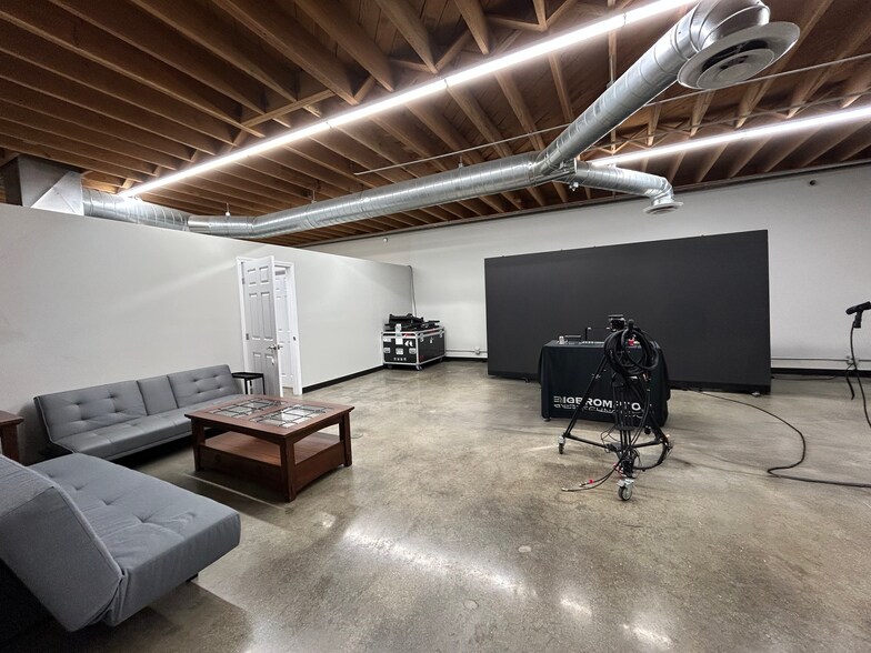More Photos Of 2807 W Empire Ave, Burbank Flex For Lease