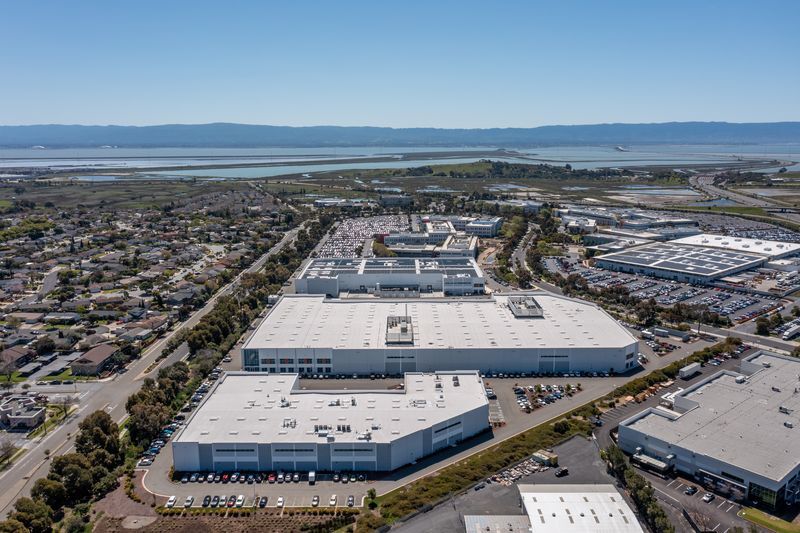 More Photos Of 7200 Gateway Blvd, Newark Warehouse For Lease