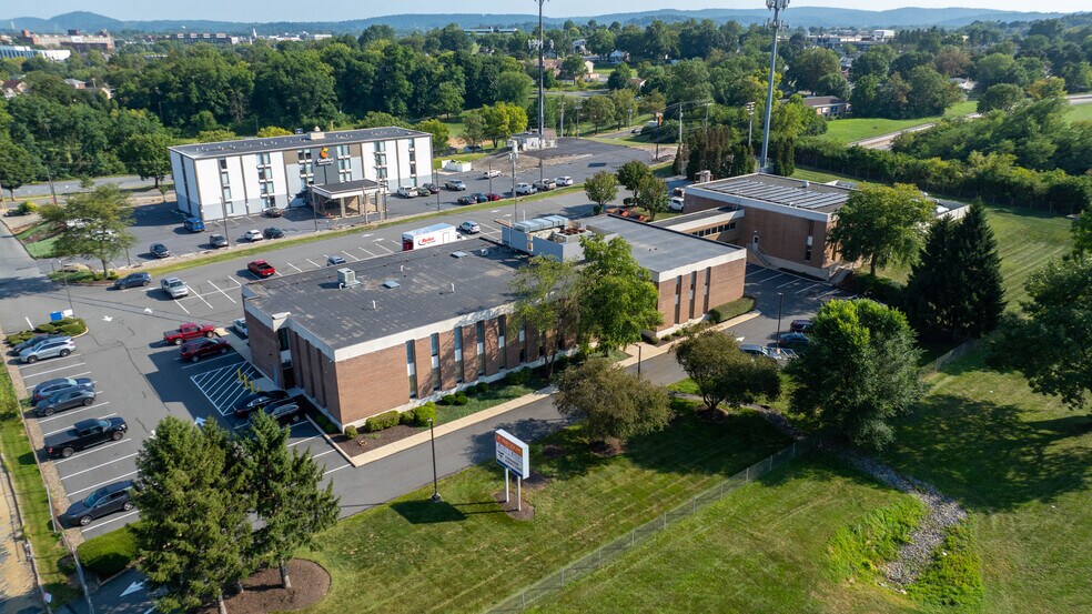 More Photos Of 625 Spring St, Wyomissing Office For Sale