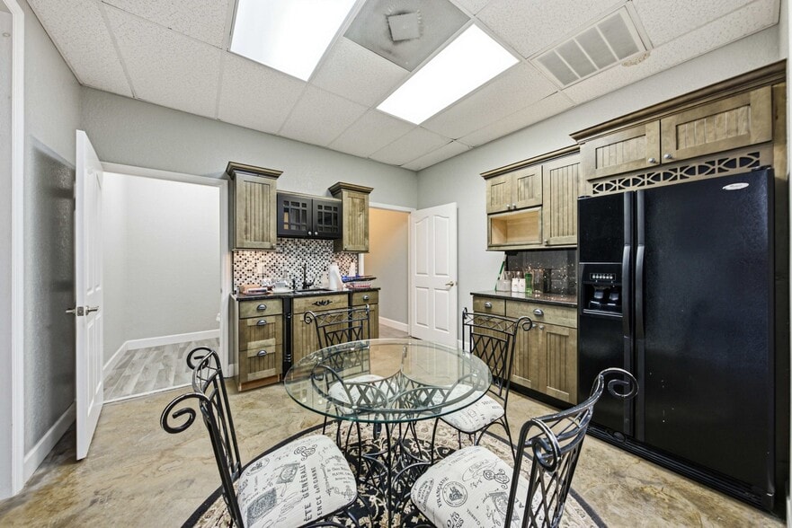More Photos Of 2205 E Edgewood Dr, Lakeland Freestanding For Lease