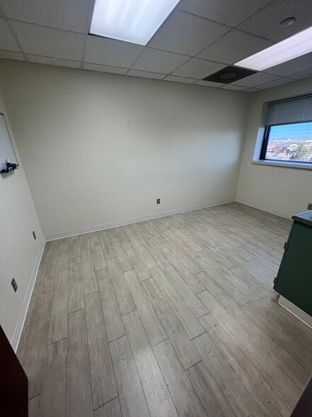 More Photos Of 1505 Eastland Dr, Bloomington Medical For Lease