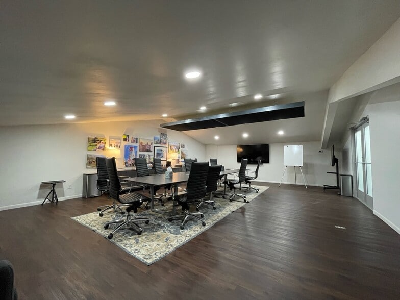 More Photos Of 2118 Mannix Dr, San Antonio Showroom For Sale