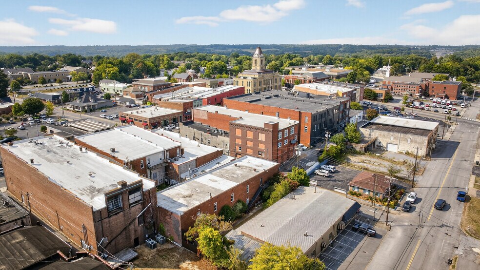 More Photos Of 109 7th Ave E, Springfield Flex For Sale