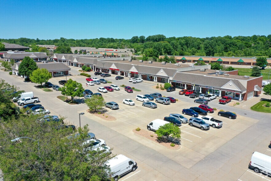 More Photos Of 2725-2819 100th St, Urbandale Unknown For Lease